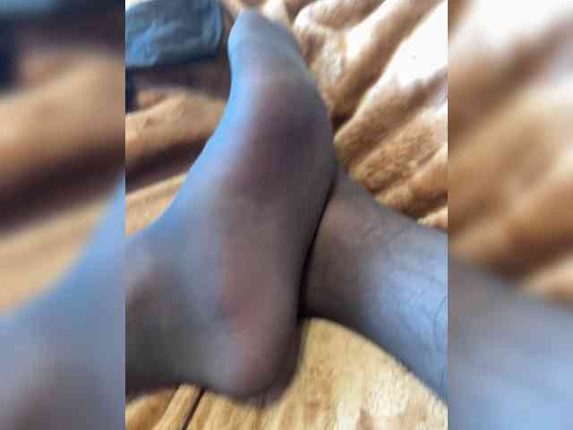 Feet-sweet-little-girl webcam