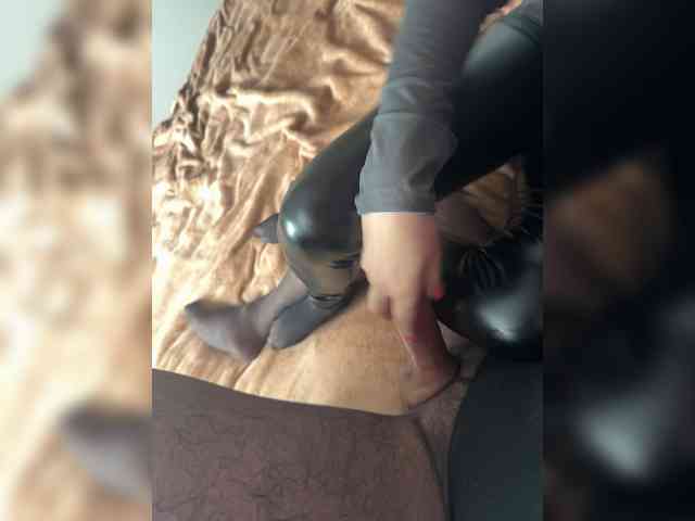 Feet-sweet-little-girl webcam