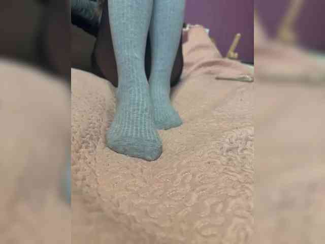 Feet-sweet-little-girl webcam