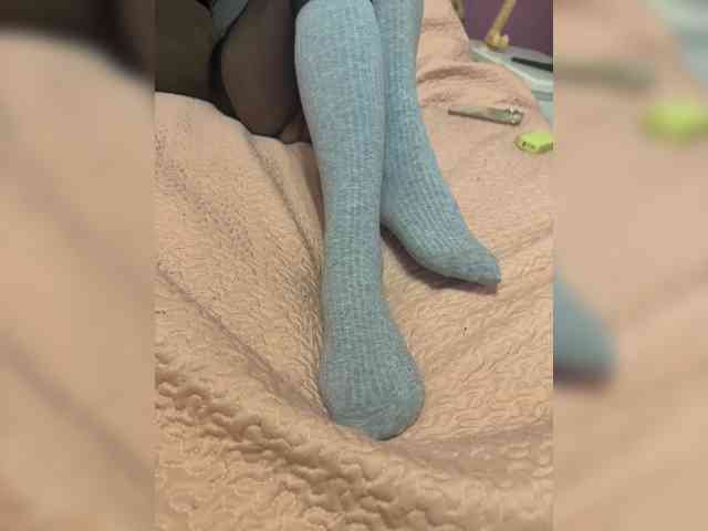 Feet-sweet-little-girl webcam