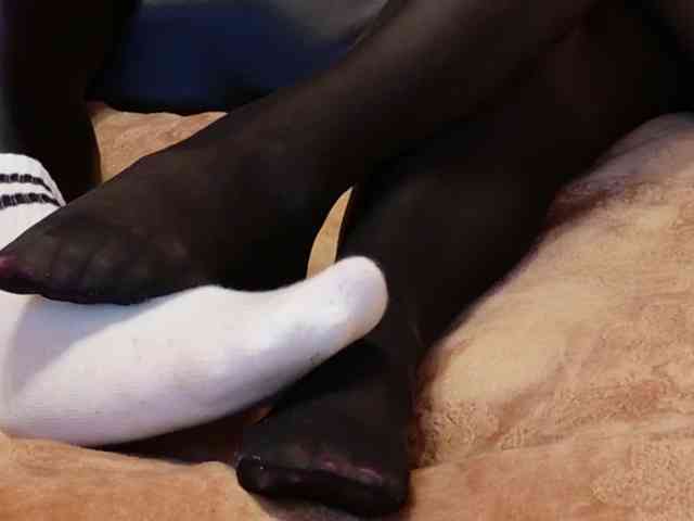 Feet-sweet-little-girl webcam