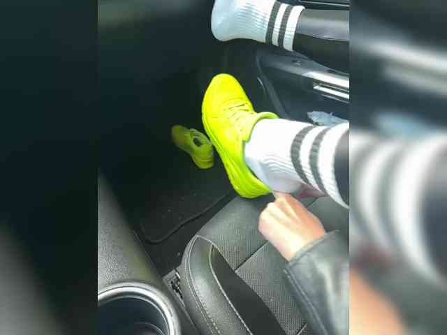 Feet-sweet-little-girl webcam