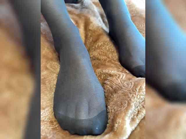 Feet-sweet-little-girl webcam