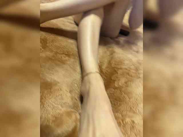 Feet-sweet-little-girl webcam