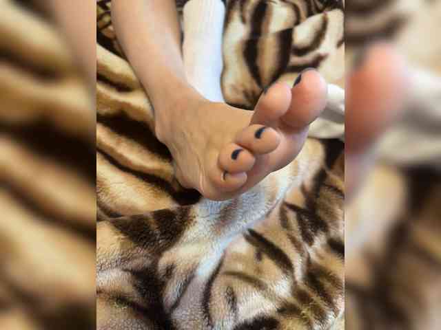 Feet-sweet-little-girl webcam