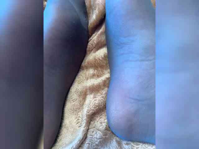Feet-sweet-little-girl webcam