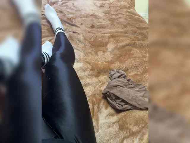 Feet-sweet-little-girl webcam