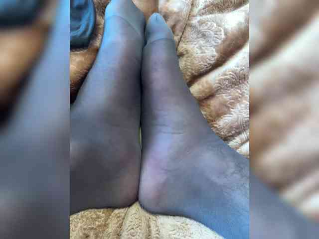 Feet-sweet-little-girl webcam