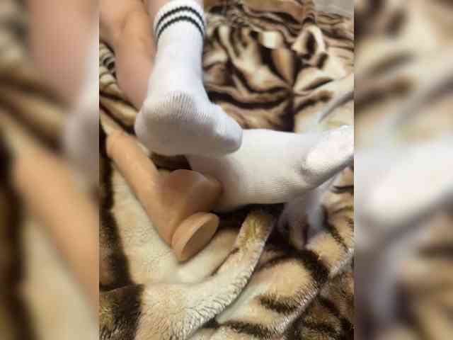 Feet-sweet-little-girl webcam