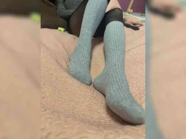 Feet-sweet-little-girl webcam