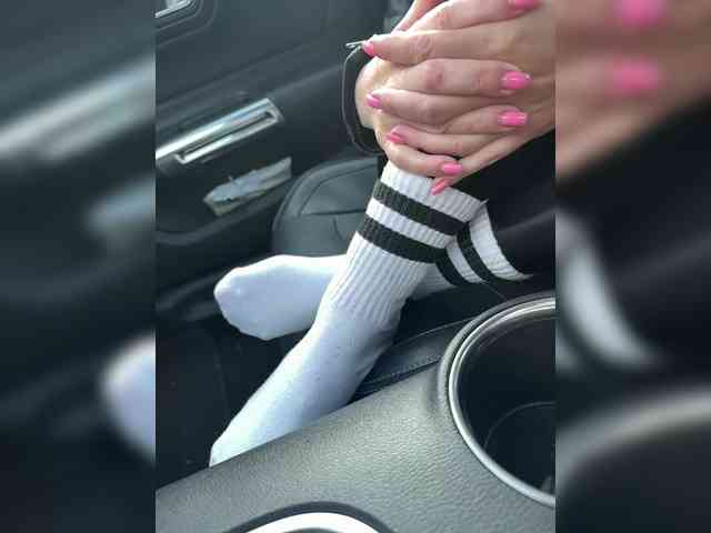 Feet-sweet-little-girl webcam