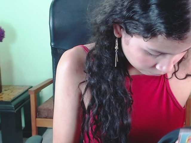 le modèle ChalonVera est en webcam porno dans un show sur le site bongacams, il possède les tags suivants: Latino/Hispanic,Brunette,Trimmed