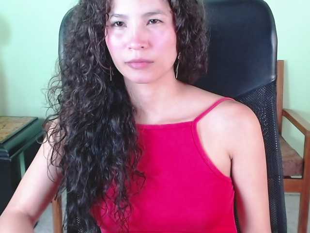 le modèle ChalonVera est en webcam porno dans un show sur le site bongacams, il possède les tags suivants: Latino/Hispanic,Brunette,Trimmed