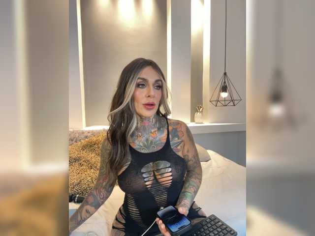 LauraFlux live cam on BongaCams
