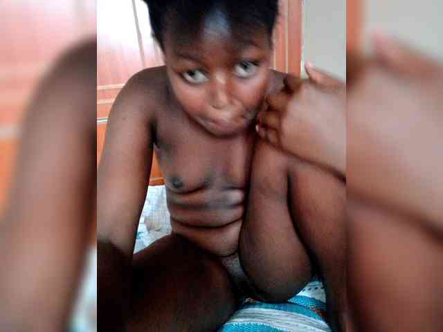Innocent-Slut webcam