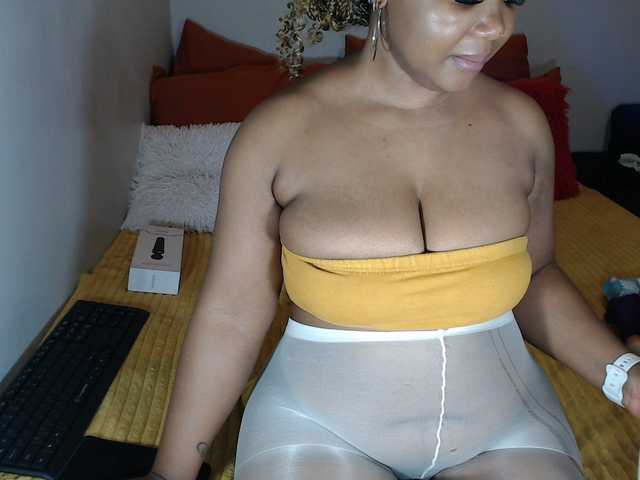 le modèle Sexypreshiee est en webcam porno dans un show sur le site bongacams, il possède les tags suivants: Ebony,Blonde,Trimmed