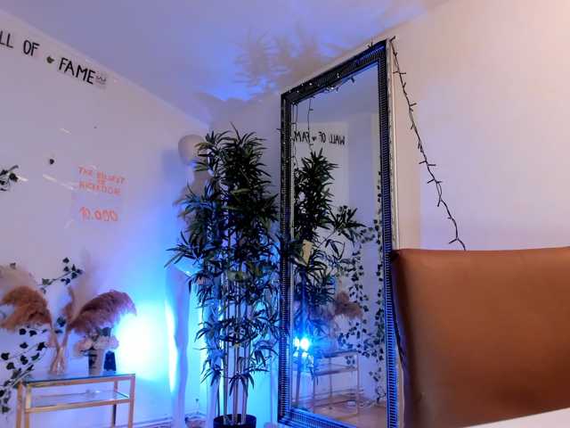 mira0-0 live cam on BongaCams