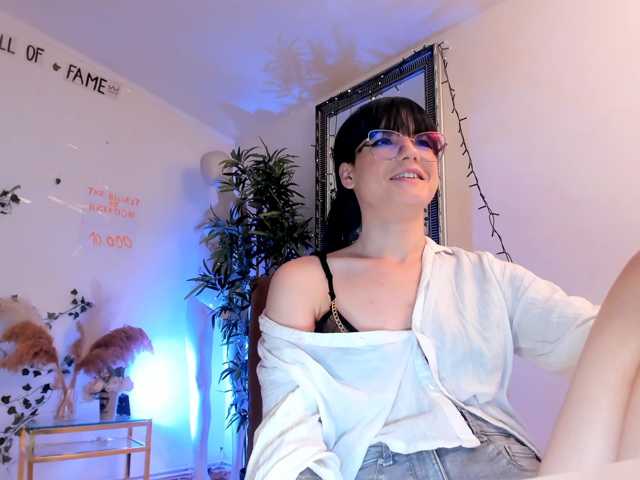 mira0-0 live cam on BongaCams