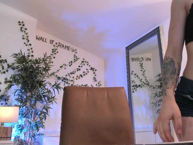 mira0-0 live cam on BongaCams