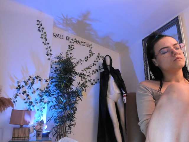 mira0-0 live cam on BongaCams