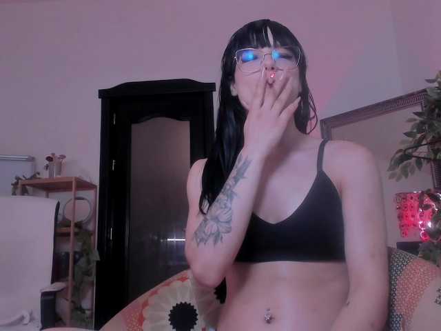 mira0-0 live cam on BongaCams