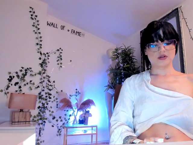 mira0-0 live cam on BongaCams