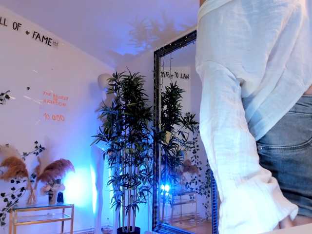 mira0-0 live cam on BongaCams