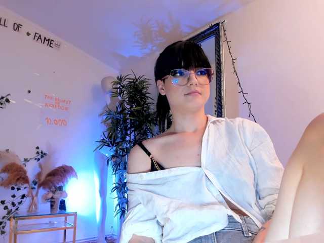 mira0-0 live cam on BongaCams