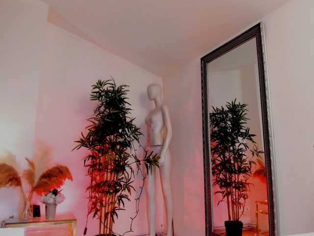 mira0-0 live cam on BongaCams