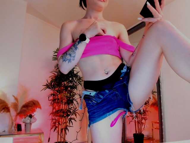 mira0-0 live cam on BongaCams