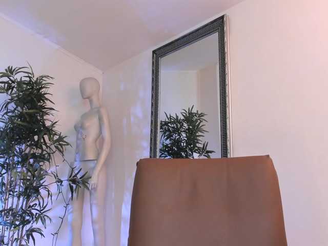 mira0-0 live cam on BongaCams