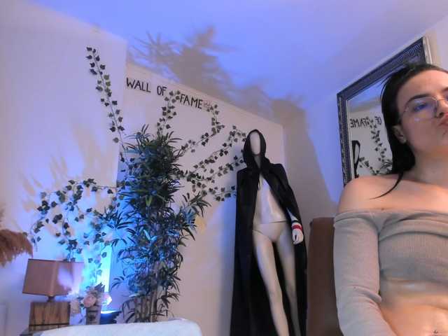 mira0-0 live cam on BongaCams