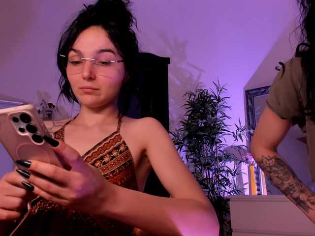 mira0-0 live cam on BongaCams