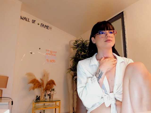mira0-0 live cam on BongaCams