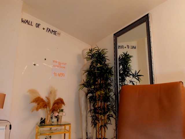 mira0-0 live cam on BongaCams