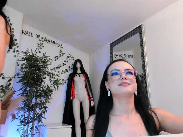 mira0-0 live cam on BongaCams