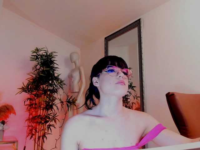 mira0-0 live cam on BongaCams