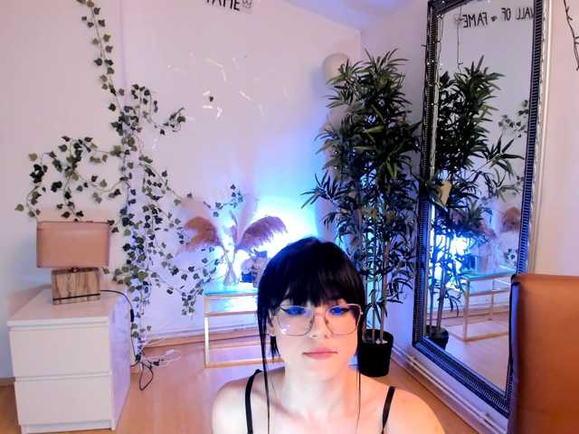 mira0-0 live cam on BongaCams