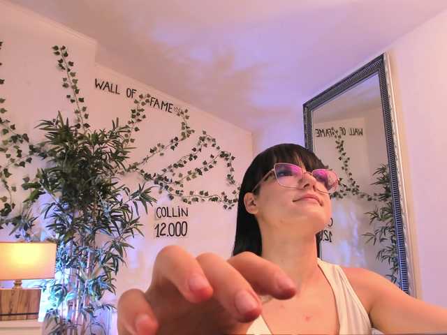 mira0-0 live cam on BongaCams