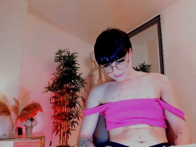 mira0-0 live cam on BongaCams
