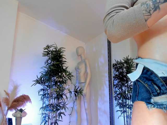 mira0-0 live cam on BongaCams
