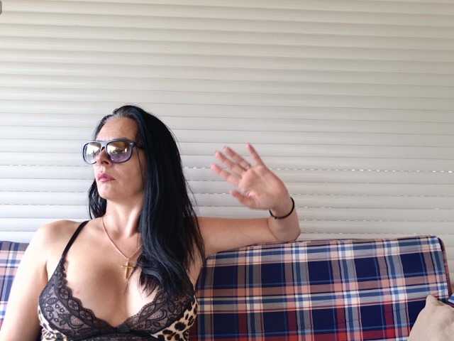 MiriamDelyn live cam on BongaCams