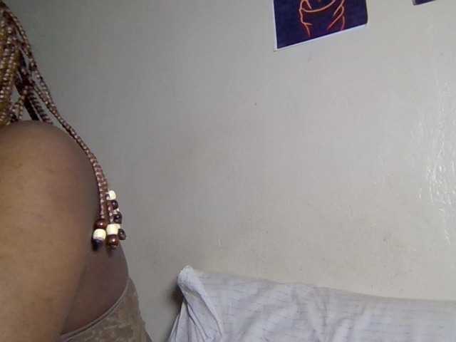 le modèle SweetKimmie est en webcam porno dans un show sur le site bongacams, il possède les tags suivants: Ebony,Redhead,Hairy