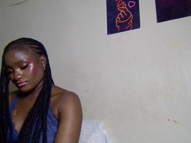 le modèle SweetKimmie est en webcam porno dans un show sur le site bongacams, il possède les tags suivants: Ebony,Brunette,Shaved