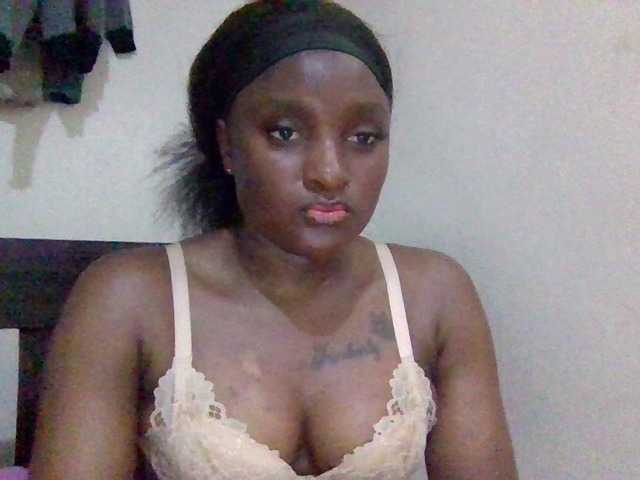 le modèle SweetKimmie est en webcam porno dans un show sur le site bongacams, il possède les tags suivants: Ebony,Brunette,Trimmed