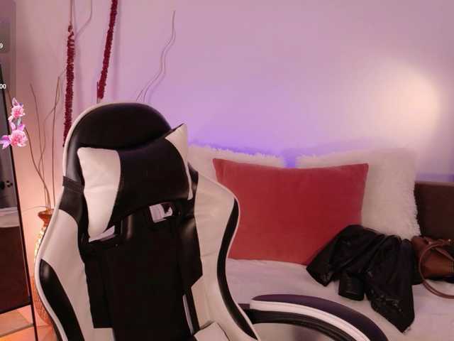 ChloeMoreti live webcam show