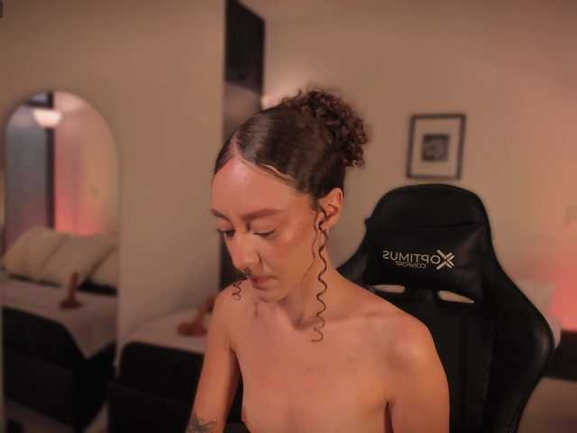ChloeMoreti live webcam show