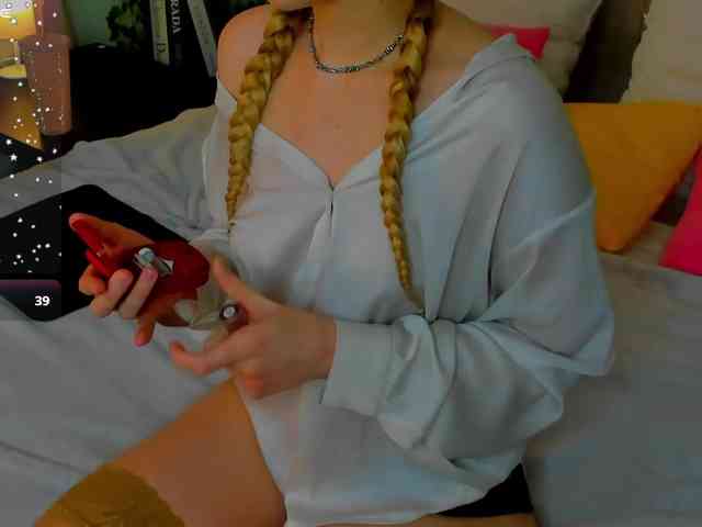 Emma-peach webcam