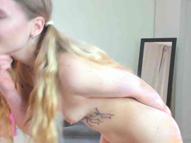 Emma-peach webcam