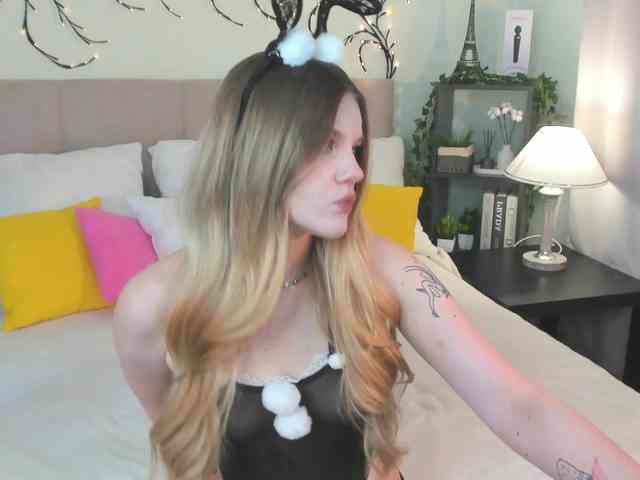 Emma-peach webcam